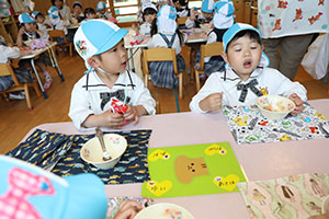 給食おいしかったね　　ぺんぎん・ひよこ・年少組　NO．2
