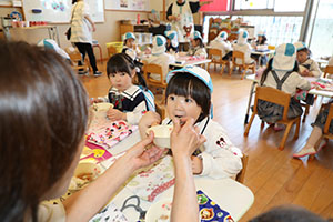 給食おいしかったね　　ぺんぎん・ひよこ・年少組　NO．2