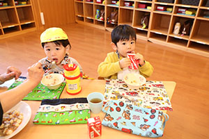お給食の様子　ひよこ・あひる・ぺんぎん