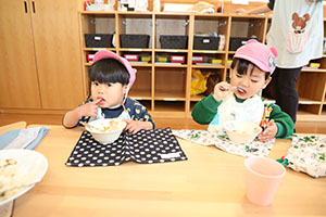 お給食の様子　ひよこ・あひる・ぺんぎん