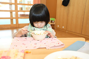 お給食の様子　ひよこ・あひる・ぺんぎん