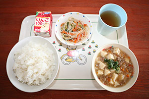お給食の様子　ひよこ・あひる・ぺんぎん