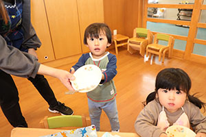 お給食の様子　ひよこ・あひる・ぺんぎん