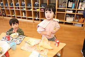 お給食の様子　ひよこ・あひる・ぺんぎん