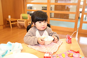 お給食の様子　ひよこ・あひる・ぺんぎん