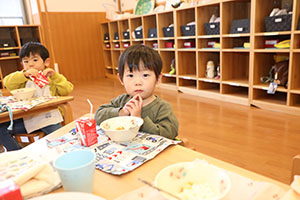 お給食の様子　ひよこ・あひる・ぺんぎん