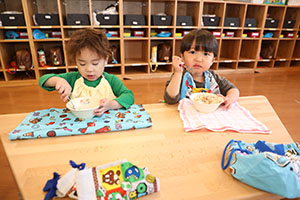 お給食の様子　ひよこ・あひる・ぺんぎん
