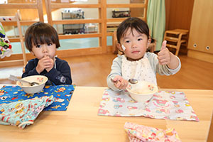 お給食の様子　ひよこ・あひる・ぺんぎん