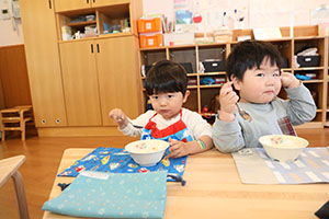 お給食の様子　ひよこ・あひる・ぺんぎん
