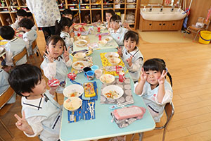 お給食の様子　　ひまわり・ばら・すみれ