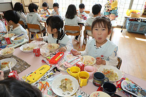 お給食の様子　　ひまわり・ばら・すみれ