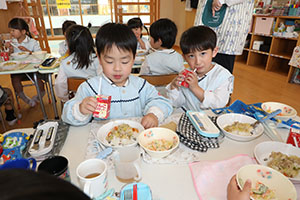 お給食の様子　　ひまわり・ばら・すみれ