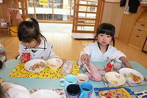 お給食の様子　　ひまわり・ばら・すみれ