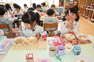 お給食の様子　　ひまわり・ばら・すみれ