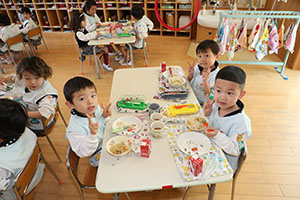 お給食の様子　　ひまわり・ばら・すみれ