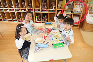 お給食の様子　　ひまわり・ばら・すみれ