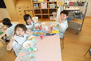 お給食の様子　　ひまわり・ばら・すみれ