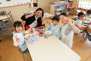 お給食の様子　　ひまわり・ばら・すみれ