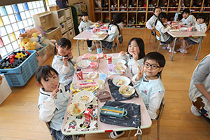 お給食の様子　　ひまわり・ばら・すみれ