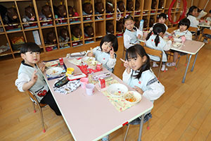 お給食の様子　　ひまわり・ばら・すみれ