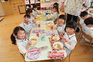 お給食の様子　　ひまわり・ばら・すみれ