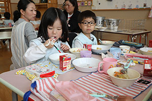 お給食の様子　　ひまわり・ばら・すみれ