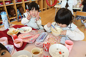 お給食の様子　　ひまわり・ばら・すみれ