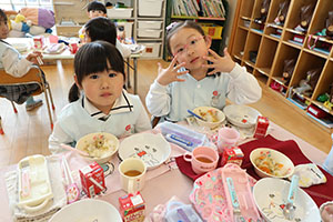 お給食の様子　　ひまわり・ばら・すみれ