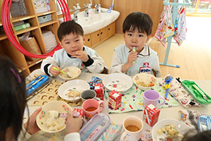 お給食の様子　　ひまわり・ばら・すみれ