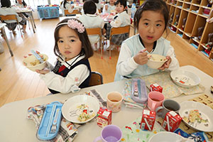 お給食の様子　　ひまわり・ばら・すみれ