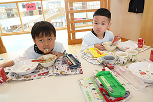 お給食の様子　　ひまわり・ばら・すみれ