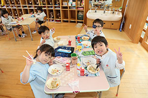 お給食の様子　　ひまわり・ばら・すみれ