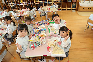 お給食の様子　　ひまわり・ばら・すみれ