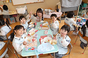お給食の様子　　ひまわり・ばら・すみれ