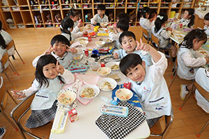 お給食の様子　　ひまわり・ばら・すみれ
