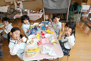 お給食の様子　　ひまわり・ばら・すみれ