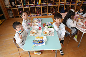 お給食の様子　　ひまわり・ばら・すみれ