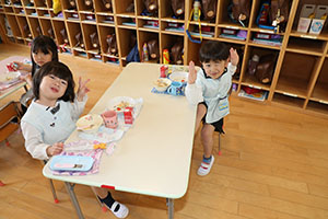 お給食の様子　　ひまわり・ばら・すみれ