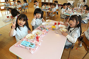 お給食の様子　　ひまわり・ばら・すみれ