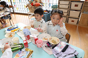 お給食の様子　　ひまわり・ばら・すみれ