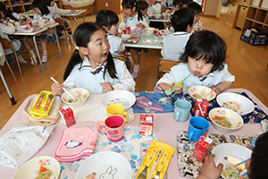 お給食の様子　　ひまわり・ばら・すみれ