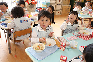 お給食の様子　　ひまわり・ばら・すみれ