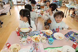 お給食の様子　　ひまわり・ばら・すみれ