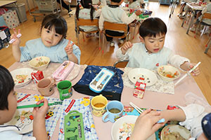 お給食の様子　　ひまわり・ばら・すみれ