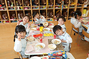 お給食の様子　　ひまわり・ばら・すみれ