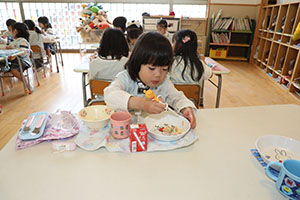 お給食の様子　　ひまわり・ばら・すみれ