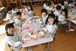 お給食の様子　　ひまわり・ばら・すみれ