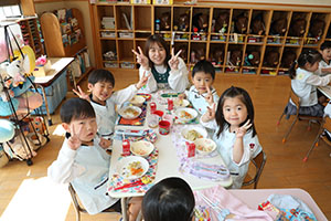 お給食の様子　　ひまわり・ばら・すみれ