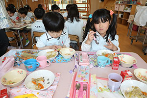 お給食の様子　　ひまわり・ばら・すみれ