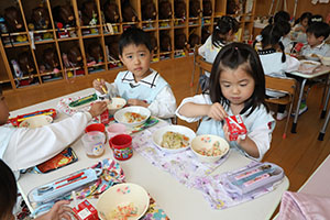 お給食の様子　　ひまわり・ばら・すみれ